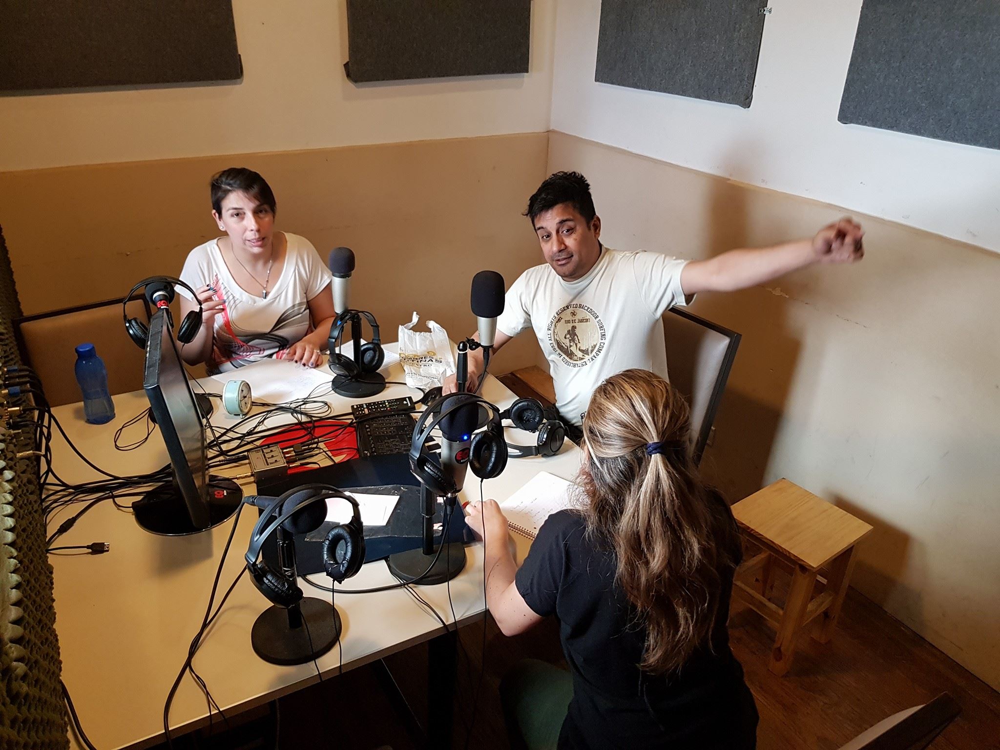 Práctica en vivo durante el Taller de Radio Convergente 2017